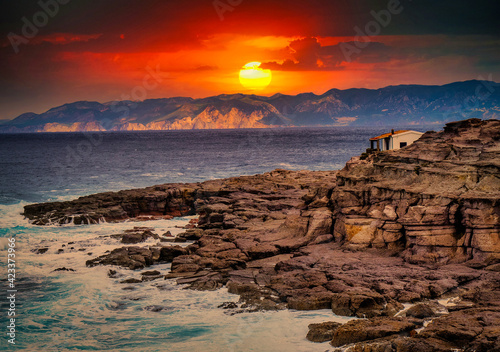 Spettacolare alba nell'isola di san pietro, sardegna