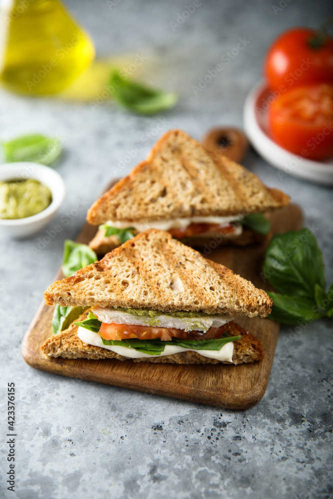 Grilled sandwiches with chicken and mozzarella Grilled sandwiches with chicken and mozzarella