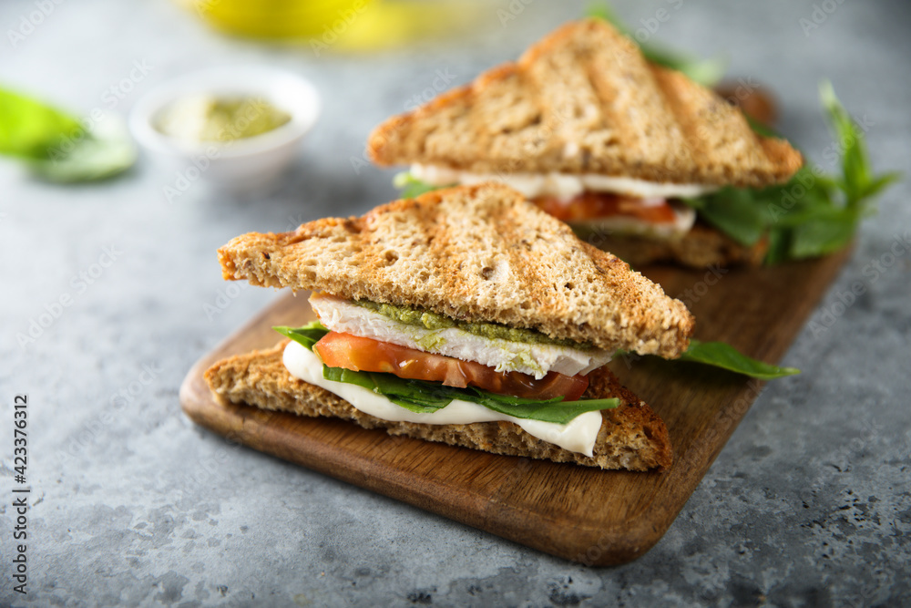 Grilled sandwiches with chicken and mozzarella Grilled sandwiches with chicken and mozzarella