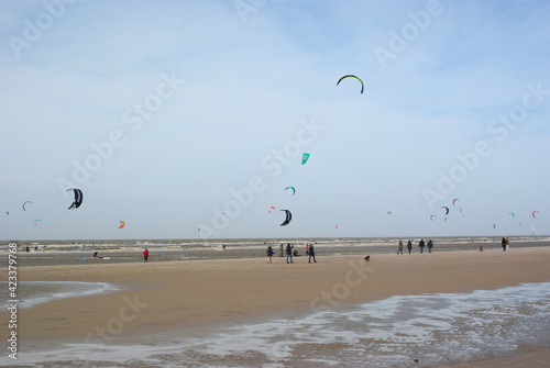 kitesurfer am strand von st peter ording , nordsee