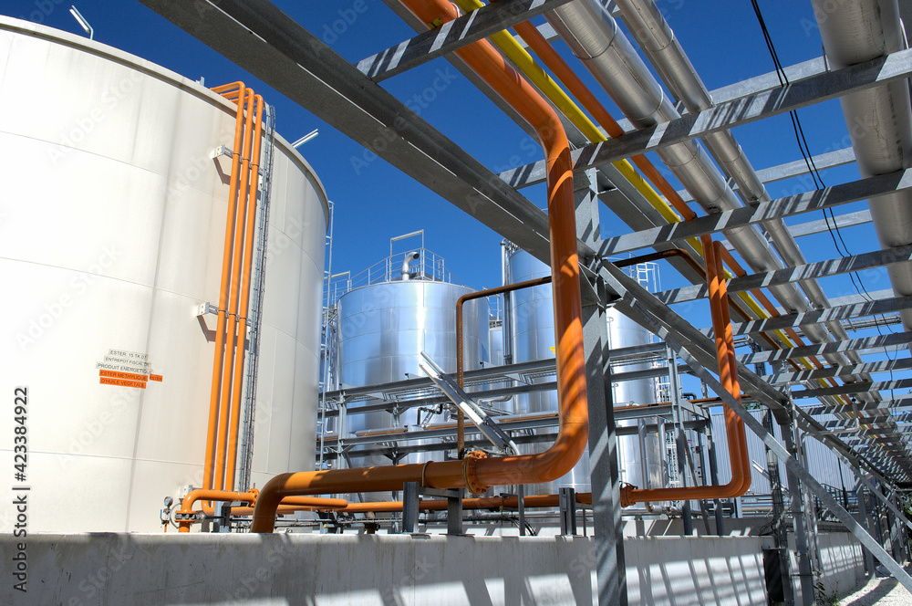 Production de Biocarburant et diester, usine Saipol le Mériot (Aube). Cuves de stockage diester