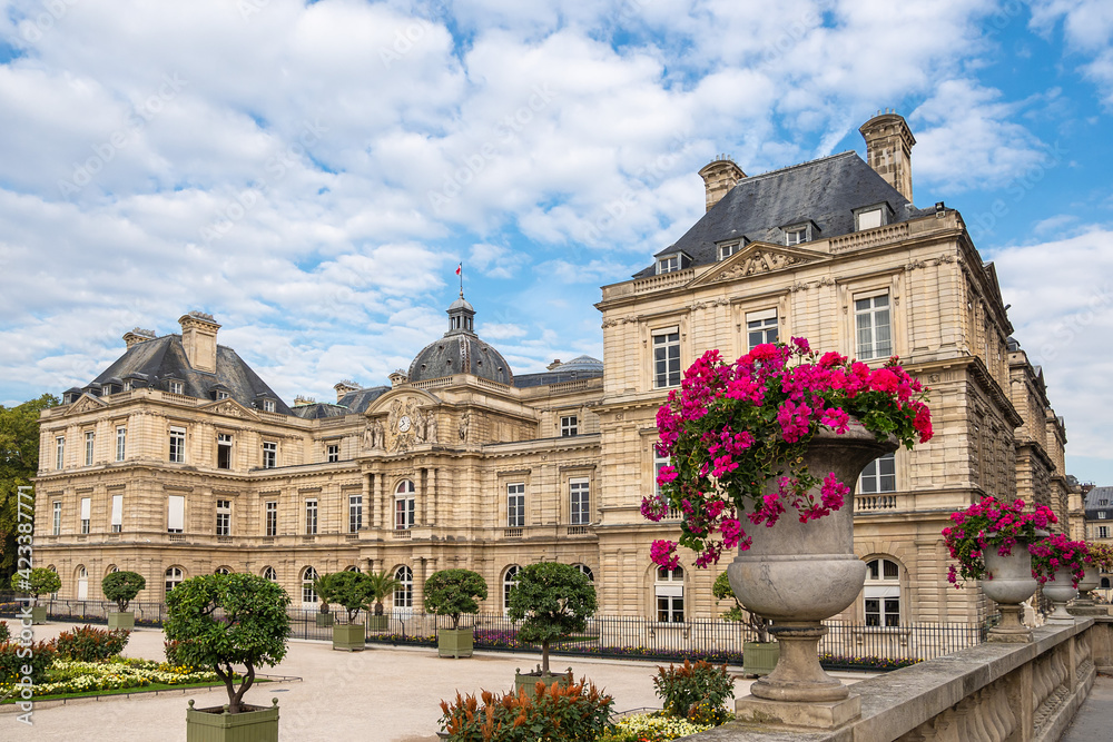 Blick auf den Luxemburggarten mit Schloss  in Paris, Frankreich