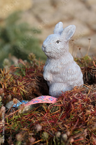 Osterhase im Nest Frühling Ostereier Dekoration Corona Virus Lockdown