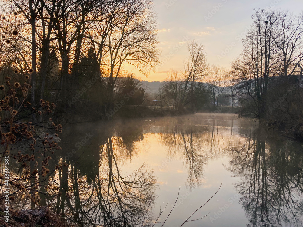 Fototapeta premium Sonnenaufgang beim Morgenspaziergang an der Tauber