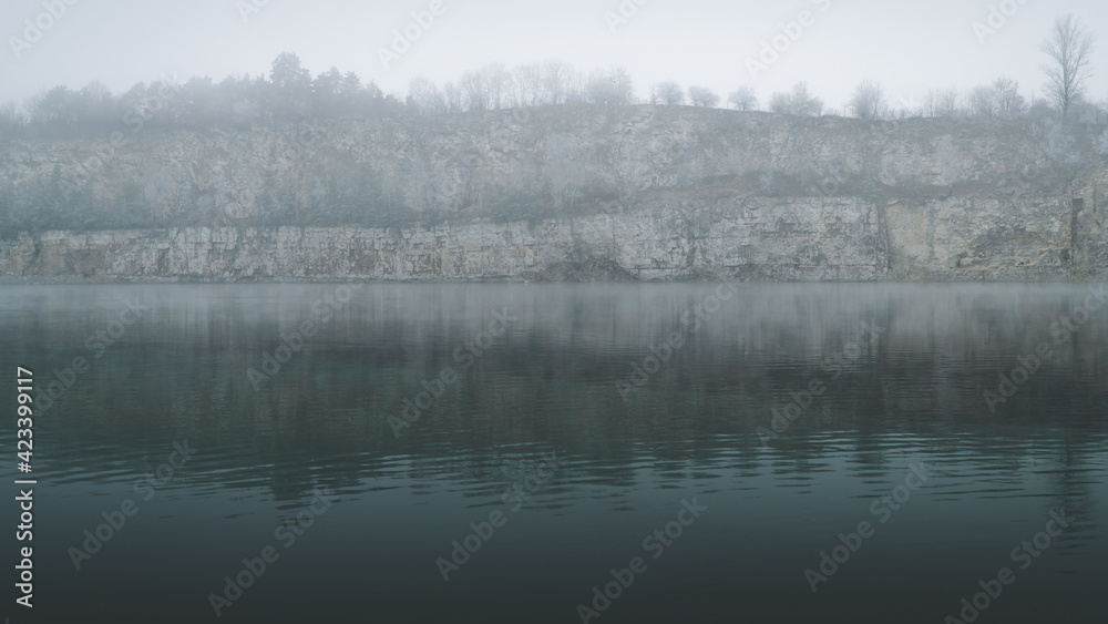 Mgła nad lazurowym jeziorem