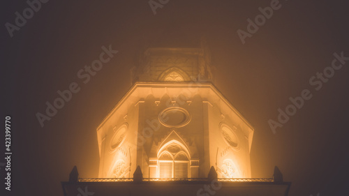 Wieża kościoła we mgle w Lublinie