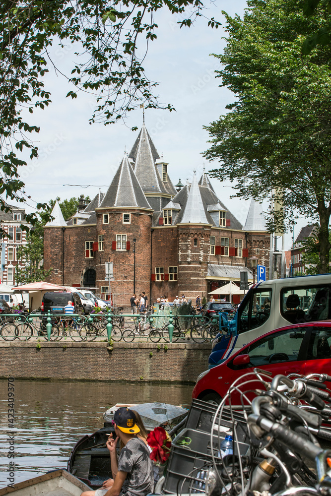 Niewmarkt  mit der Stadtwaage von Amsterdam.