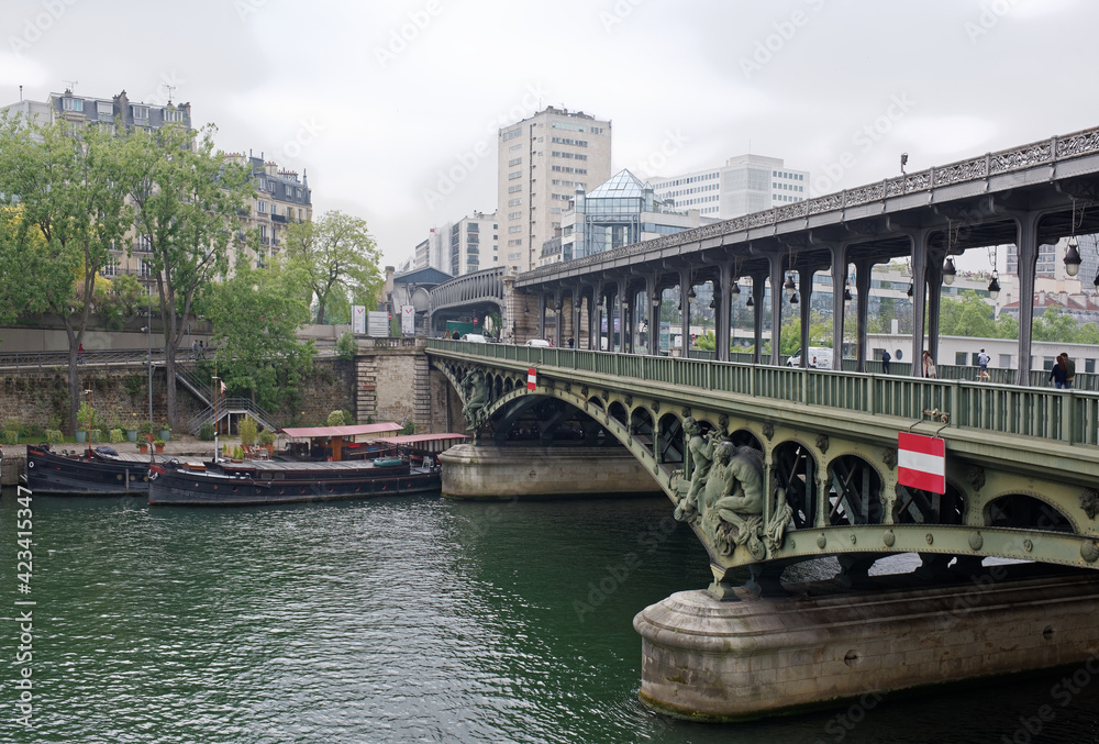  View of the Bir-Hakeim bridge. Pedestrians and vehicles are moving along the bridge