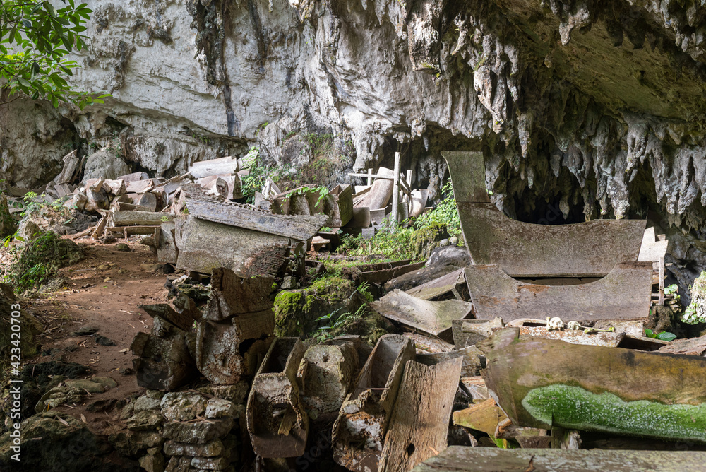 The spectacular cave tomb of Lombok Parinding which has housed the dead of Tana Toraja since 700 years. The tomb is famous for its ancient, ornate coffins, called Erong, and exposed skulls and bones The spectacular cave tomb of Lombok Parinding which has housed the dead of Tana Toraja since 700 years. The tomb is famous for its ancient, ornate coffins, called Erong, and exposed skulls and bones