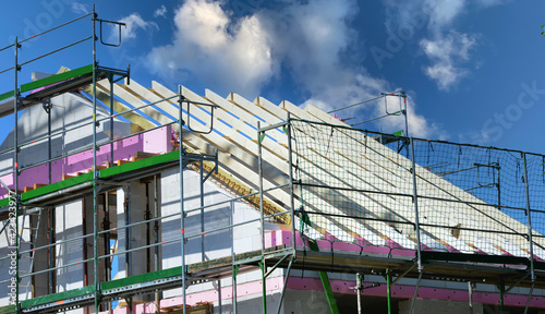 Wallpaper Mural Gerüst an einem neu gebauten Mehrfamilien-Wohnhaus im Rohbau in einem Neubaugebiet Torontodigital.ca