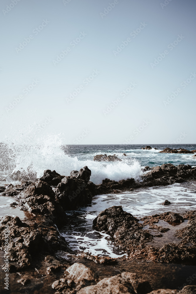 Fototapeta premium waves and rocks