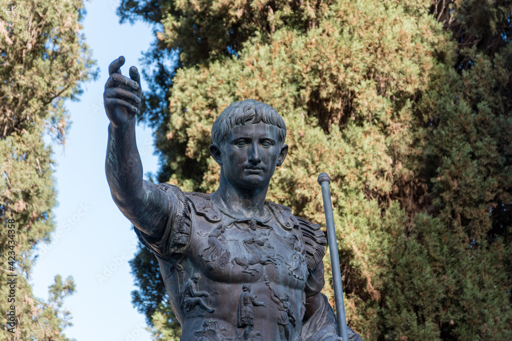 Statue Auguste Tarragone