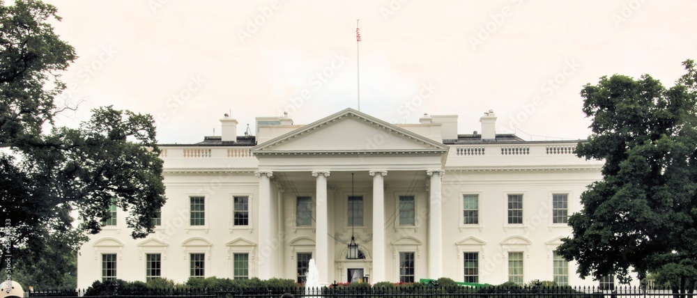 Naklejka premium A view of the White House in Washington DC