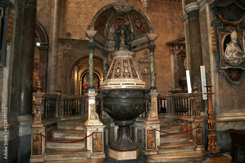 Napoli - Fonte battesimale del Duomo