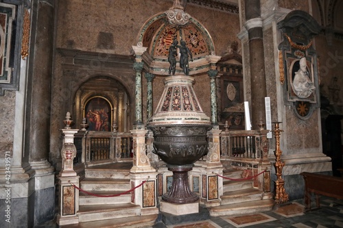 Napoli - Fonte battesimale nel Duomo