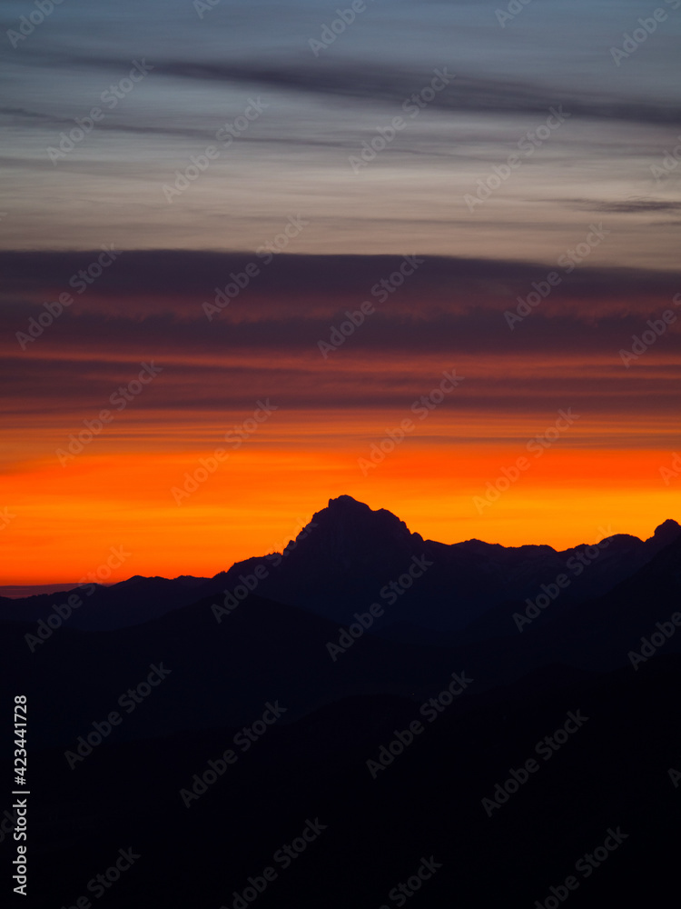 Sonnenaufgang mit Blick auf Berg