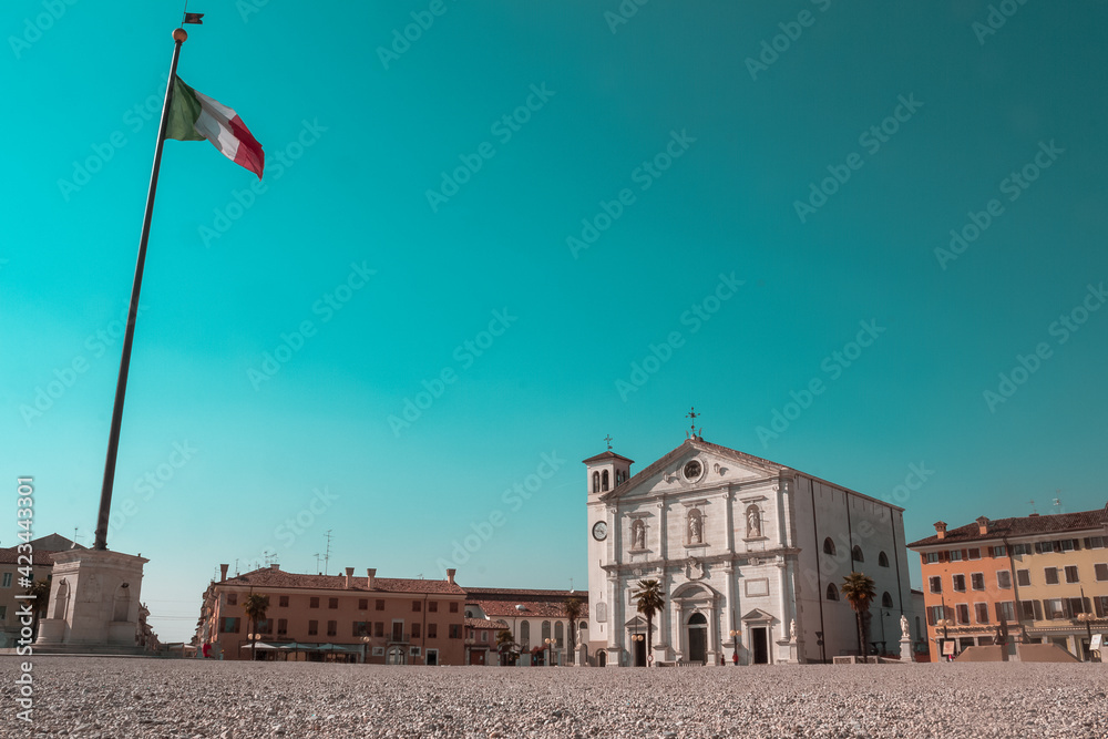 Splendida vista dalla piazza di Palmanova con la bandiera italiana e la chiesa nello sfondo