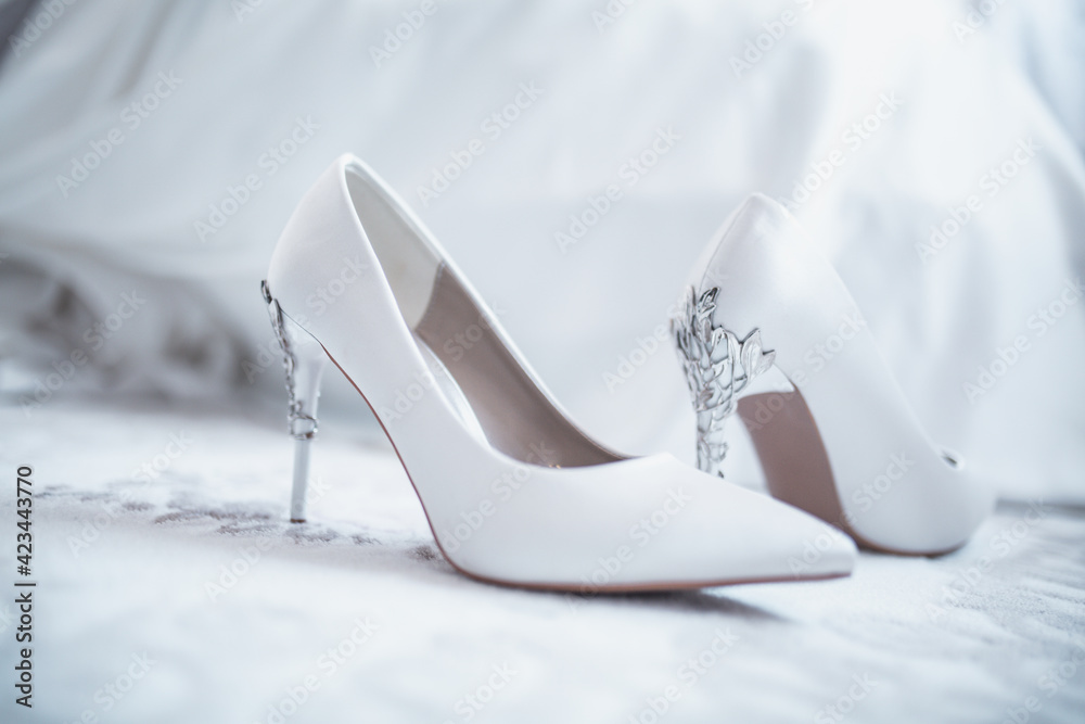 Les chaussures de la mariée - obrazy, fototapety, plakaty 
