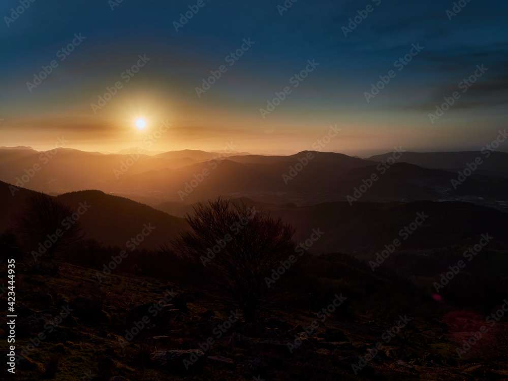 Obraz premium Puesta de sol desde el monte Adarra