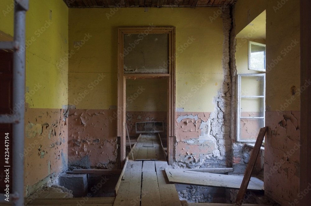 Fototapeta premium The abandoned old palace in Pilica in Poland