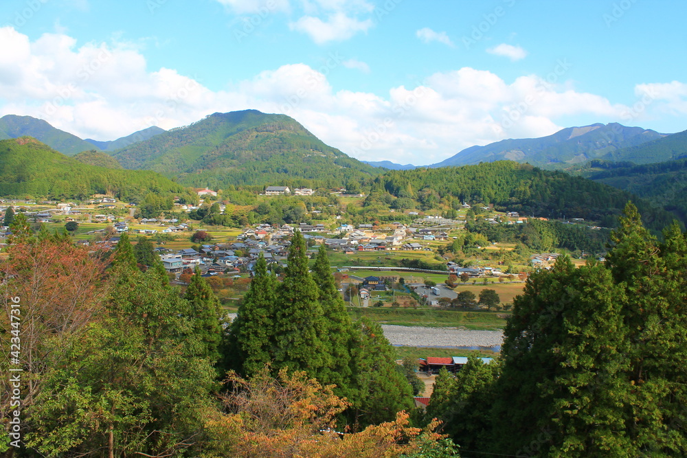 Obraz premium Hiking the Japanese Kumano Kodo Pilgrimage Trail - Nakahechi Route (熊野古道 - 中辺路コース) | Hiking the Japanese Kumano Kodo Pilgrimage Trail - Nakahechi Route (熊野古道 - 中辺路コース) | Chikatsuyu (近露)
