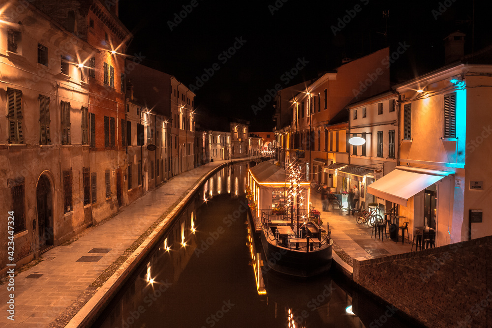 Barca trasformata in ristorante all'interno del canale principale di Comacchio, Emilia Romagna