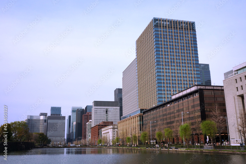 日比谷の建物と日比谷濠