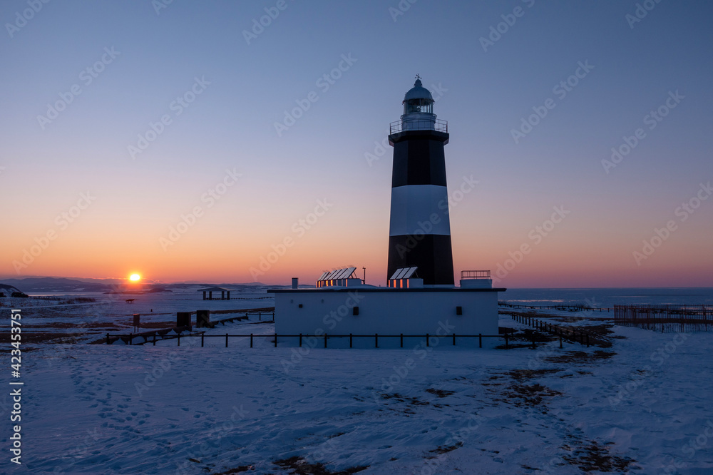 冬の網走市能取岬 夕日と灯台の風景