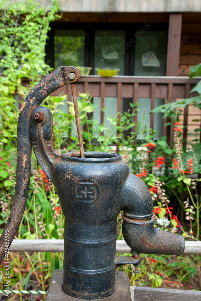 자연공원에 설치된 옛날 물펌프