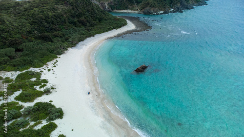青く澄んだ海と白い砂浜が美しい海岸線の空撮写真 © NinjaTech LLC