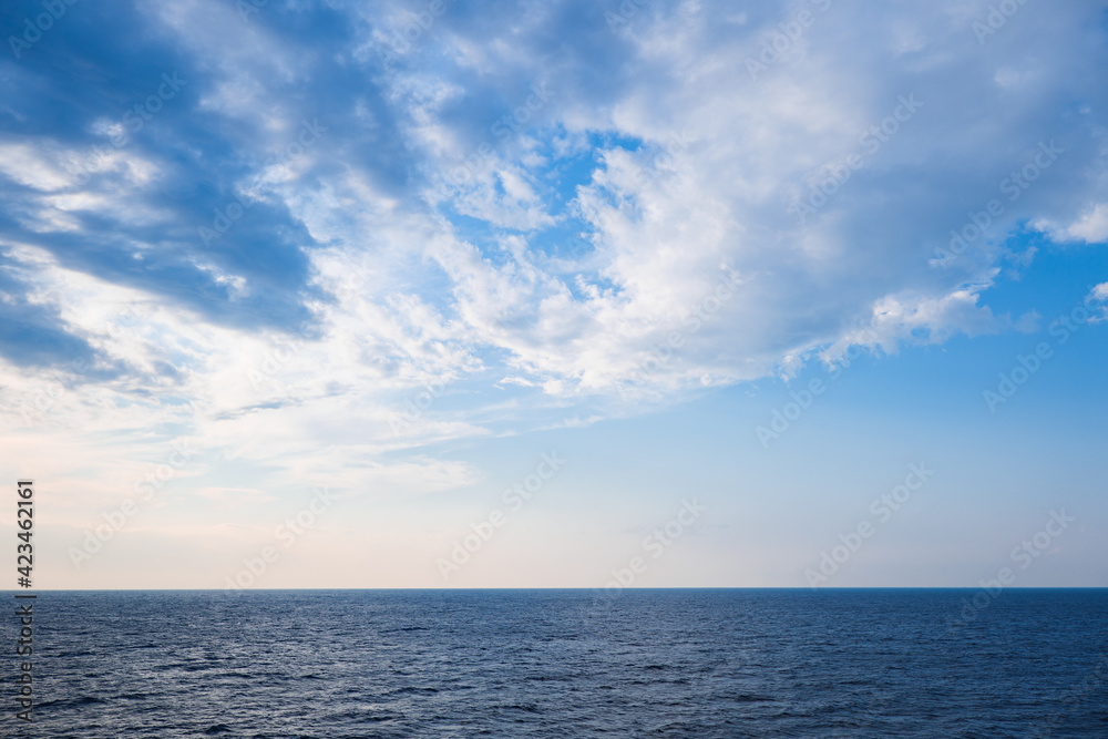 Naklejka premium 早朝の海の青空と雲
