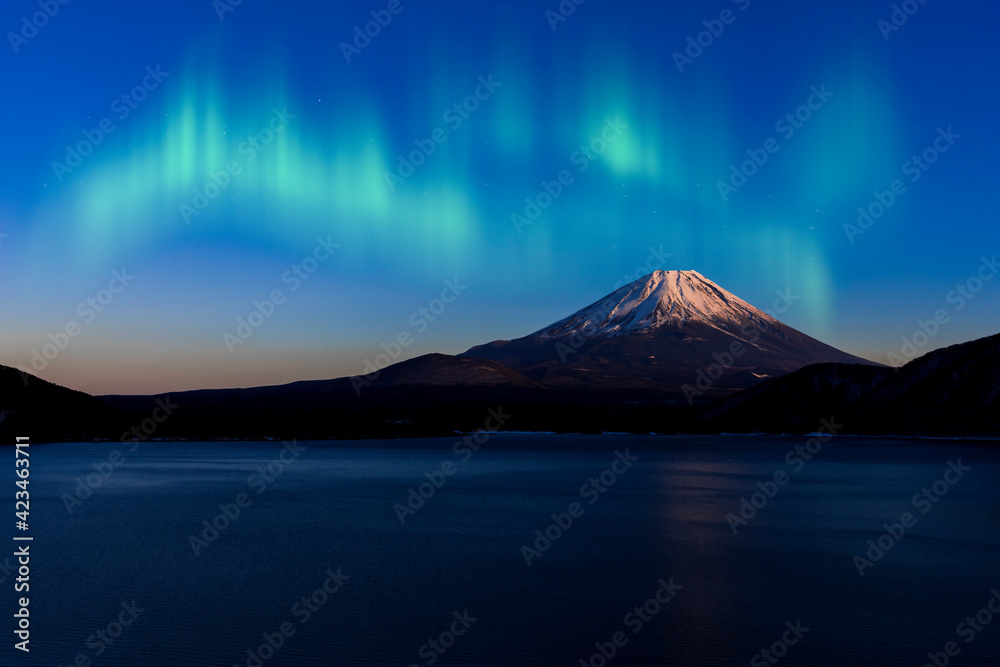 富士山とオーロラ合成写真
