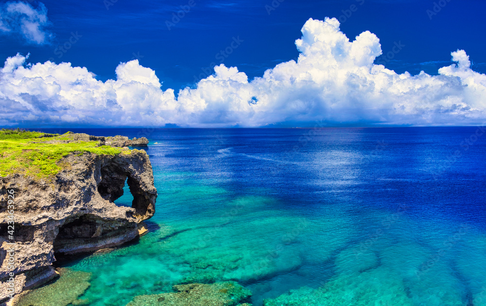 沖縄の美しいサンゴ礁の海