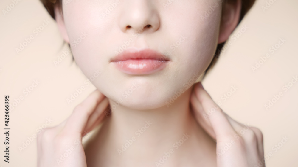 Naklejka premium 首をマッサージする女性 スキンケア コスメ