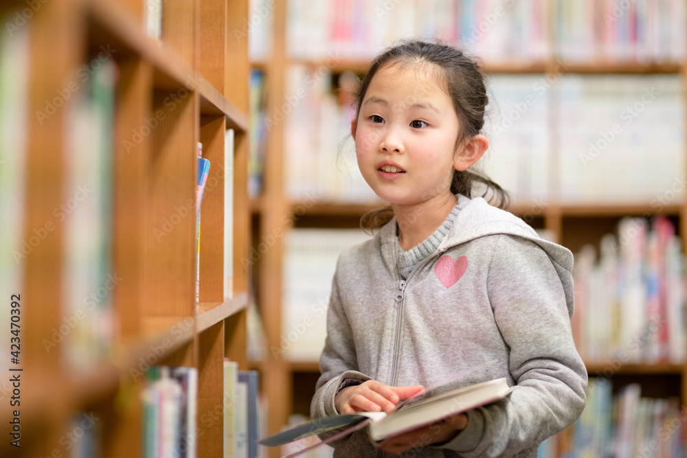 本を選ぶ少女 本を選ぶ少女