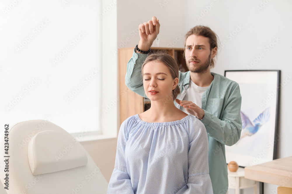 Obraz premium Reiki master working with patient