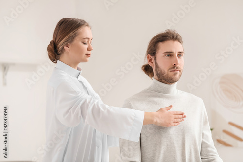 Reiki master working with p...