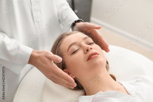 Reiki master working with p...