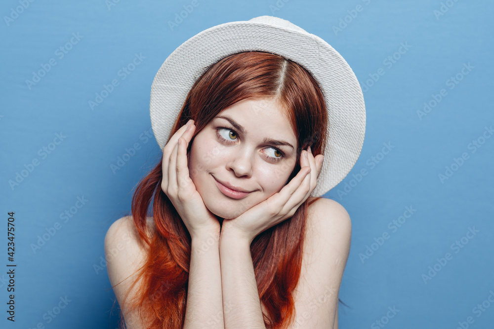 Obraz premium pretty red-haired woman wearing hat emotions attractive look cropped view fashion