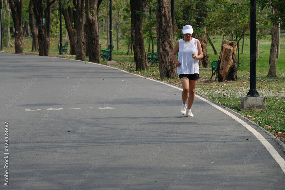Obraz premium Asian women exercise in the park in the summer