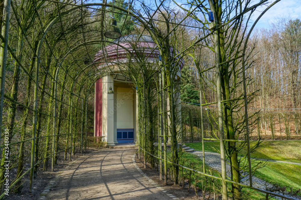 Obraz premium Bogengang und Tempel in einem Park am Tiergarten in Kleve