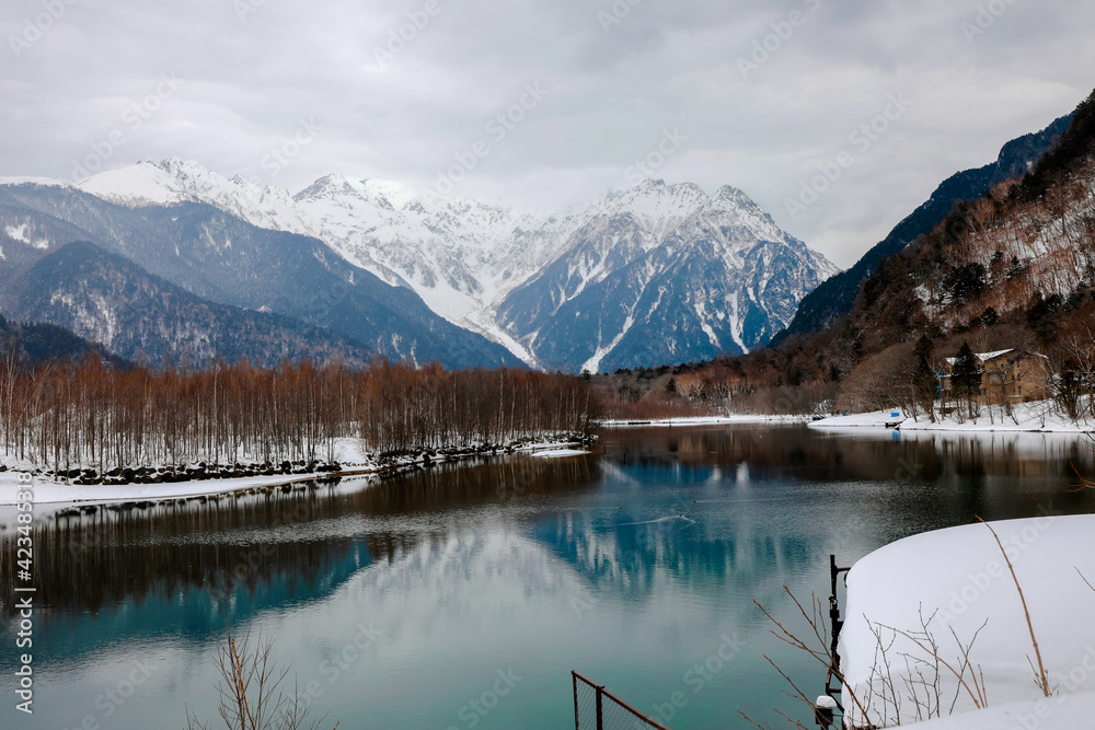 Obraz premium Landscape of snow mountain with rivers at the Kamikochi in Japan Alps Mountain. Winter season concept.