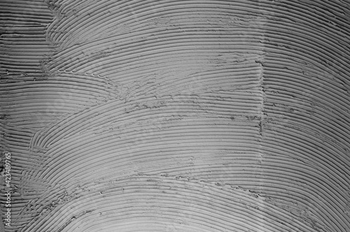 Billede på lærred Gray wall glue plaster comb surface prepared for tiling