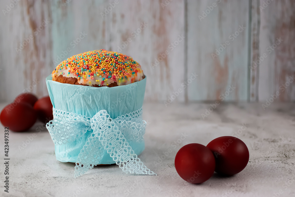 Easter cake and painted Easter eggs on a gray cement background. - obrazy, fototapety, plakaty 