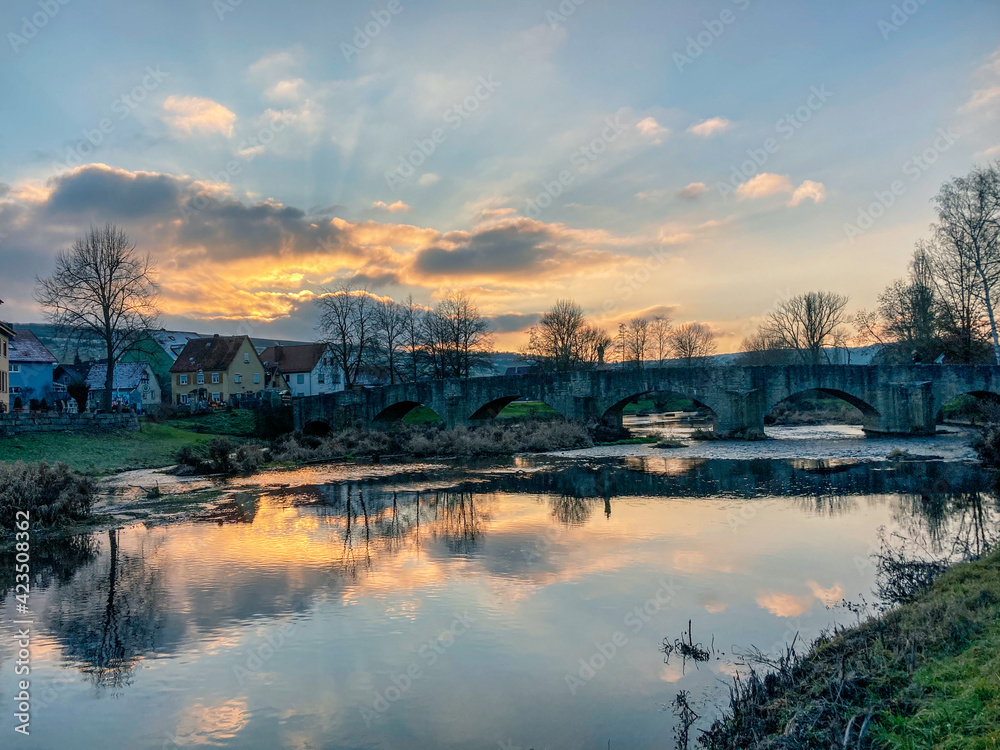 Fototapeta premium Sonnenuntergang über der Tauberbrücke von Balthasar Neumann in Tauberrettersheim