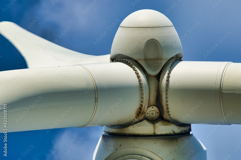 Detalle y primer plano unión de palas y aspas al cono de una turbina de generador  eólico Stock Photo