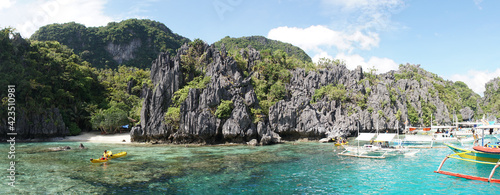 Bild auf Leinwand Green lush karst mountains rising out of the ocean on Palawan Island near El Nid