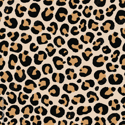 seamless pattern of leopard skin in hand drawing style illustration © Illusletra