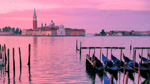 Fotografia Gondolas moored across from San Giorgio di Maggiore in Venice