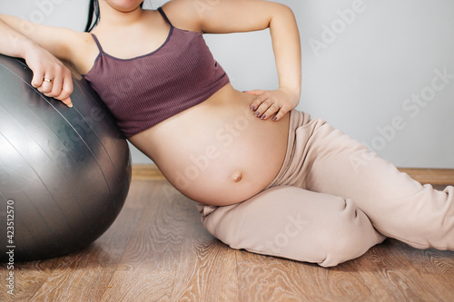pregnant girl playing sports, fitball pregnant